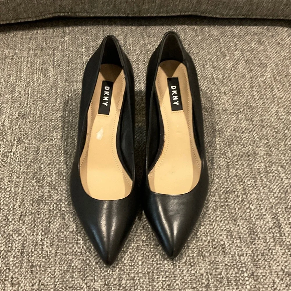 DKNY Women’s Black Leather Block Heels Size 7 Silver Logo on Heels - Picture 10 of 11